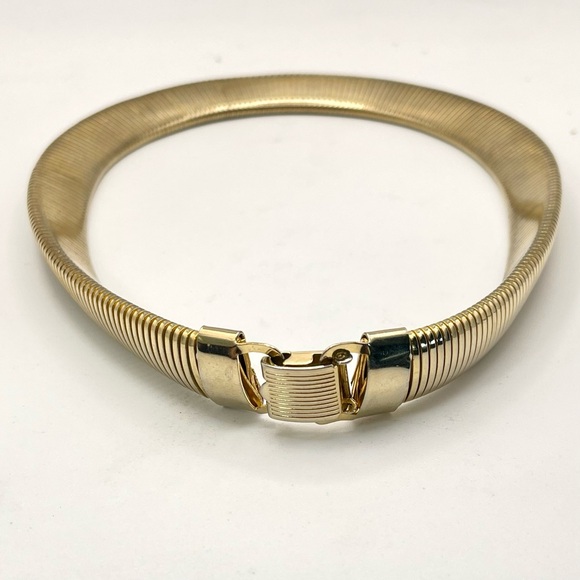 Bold Chic Vintage Polished Gold Tone Omega Statement Choker Necklace - Picture 13 of 16